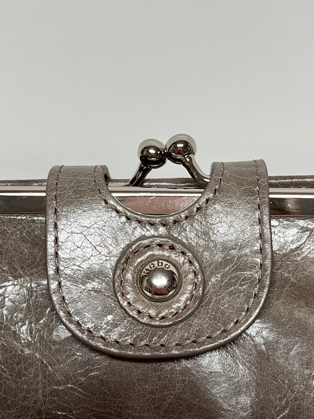 Hobo Wallet Gray Alice Distressed Kiss Lock