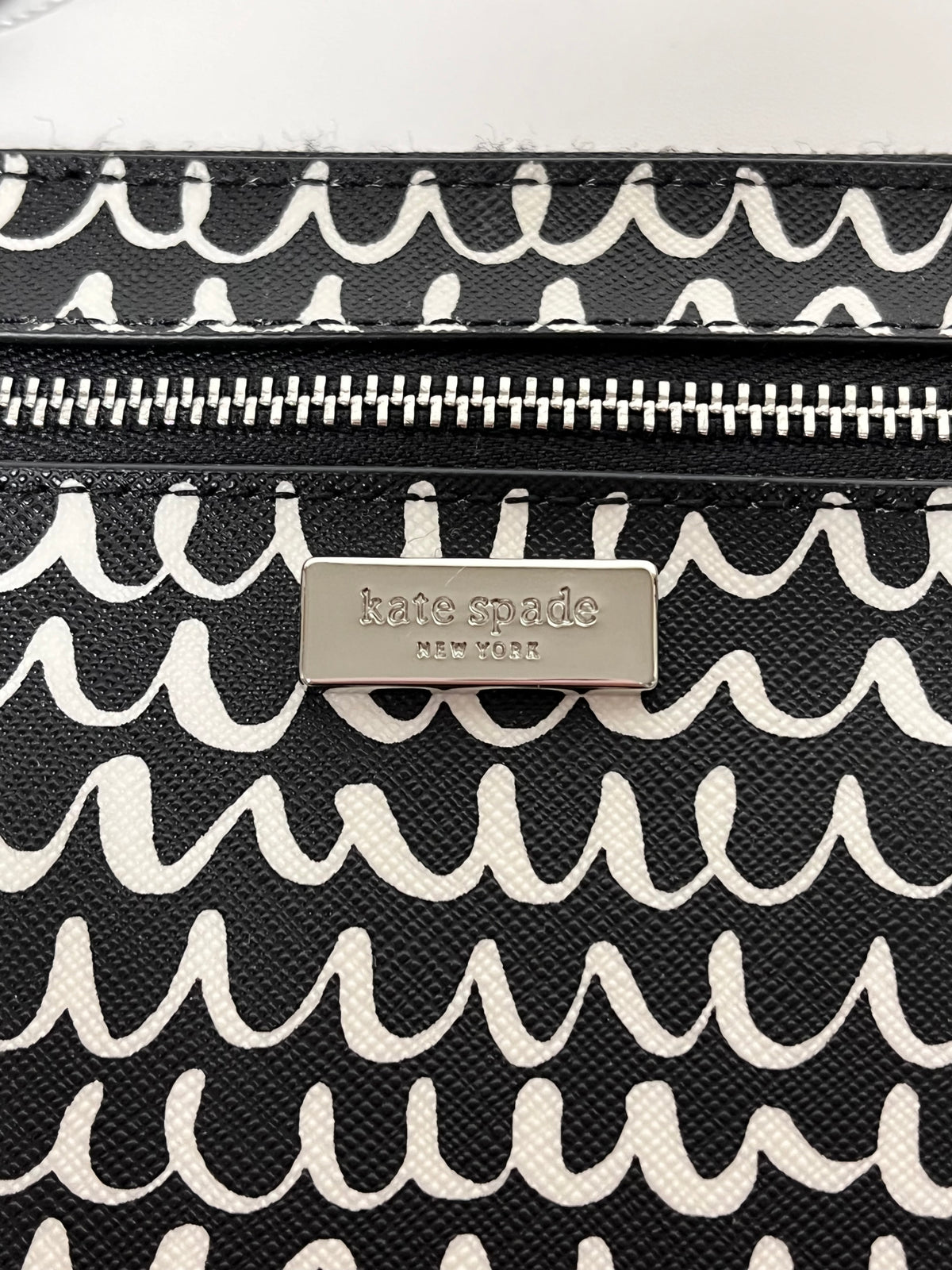 Kate Spade Wristlet Black & White Shore Street Pop Scallop Tinie